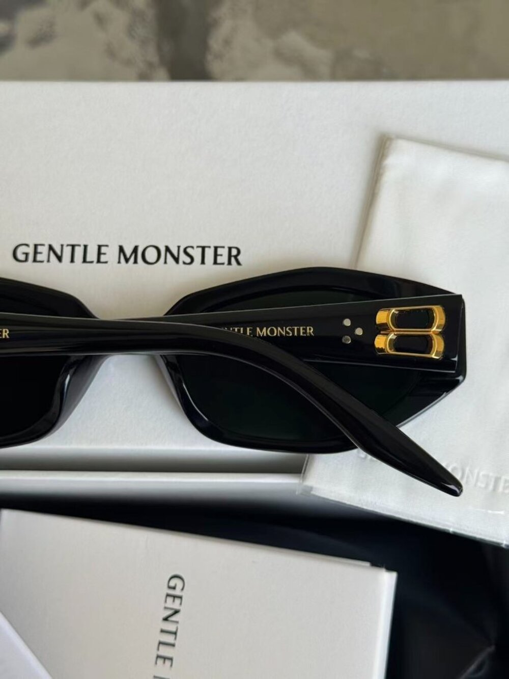 Gentle Monster Miro Black Cat Eye Sunglasses Full Set View 6